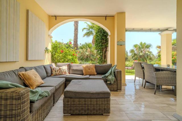 Lalq13 Stunning Frontline Golf 3 Bed Apt
