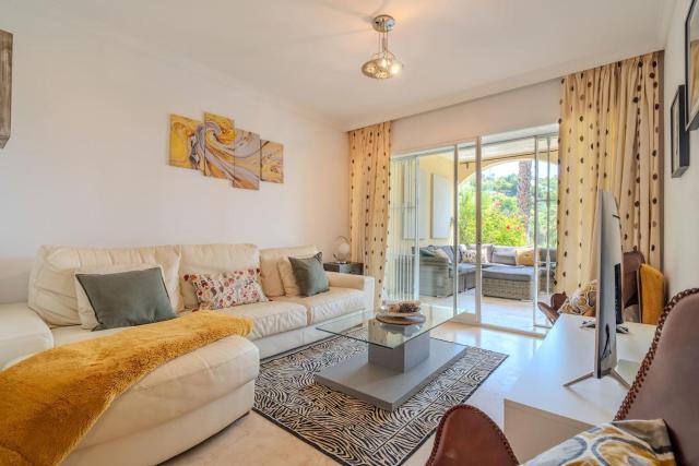 Lalq13 Stunning Frontline Golf 3 Bed Apt