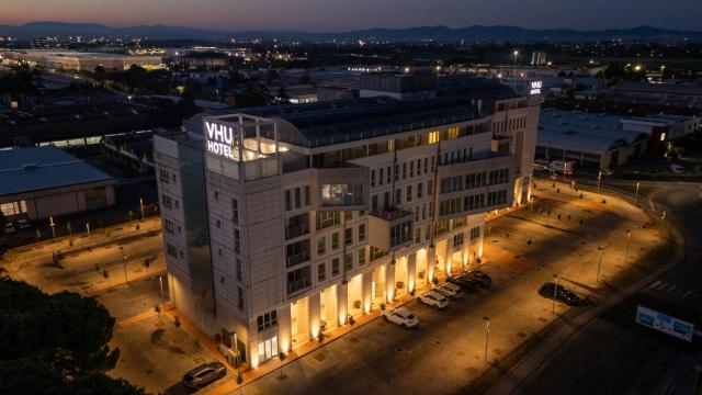 VHU Hotel & Suites