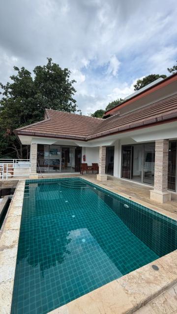 Palms, Pool & Sea Views