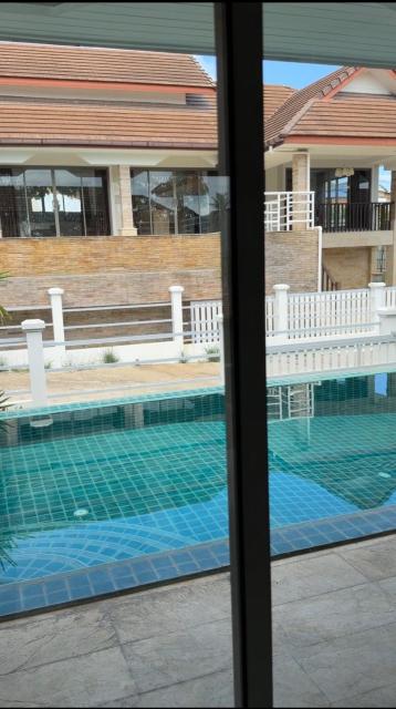Palms, Pool & Sea Views