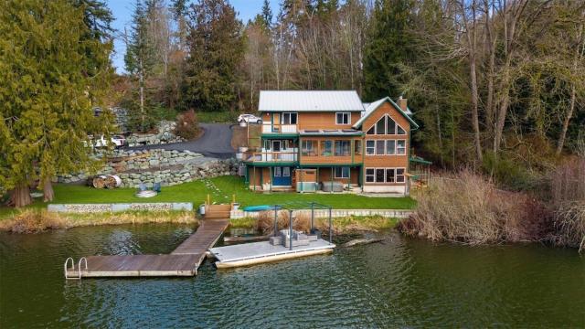 Quiet Lakehouse, hot tub, sauna, sunroom, playgrnd