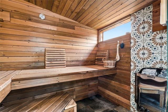 Quiet Lakehouse, hot tub, sauna, sunroom, playgrnd