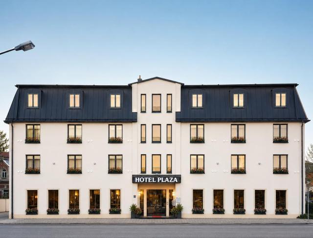 Plaza Rooms & Studios