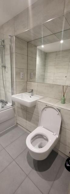 Next to Southall Station - Room in Brand New Shared Apartment