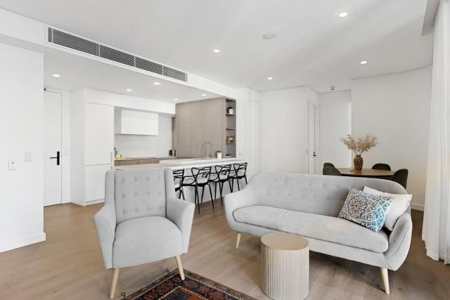 Coastal 2-Bed Apartment with Rooftop Pool