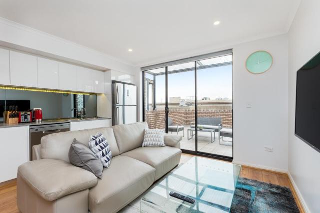 Modern 2-Bedroom Apartment, Vibrant Darling Street, Rozelle