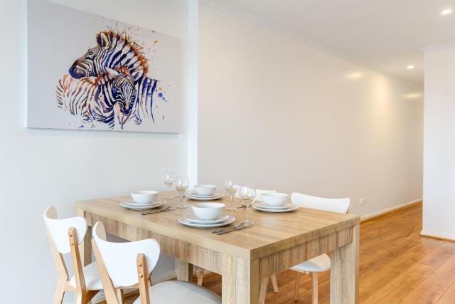 Modern 2-Bedroom Apartment, Vibrant Darling Street, Rozelle