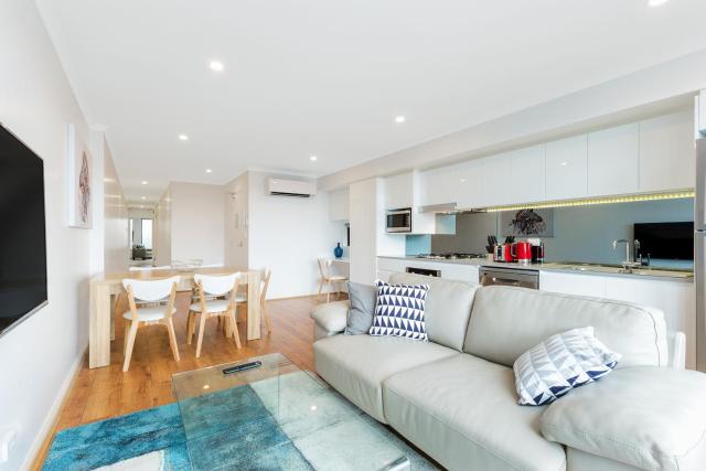 Modern 2-Bedroom Apartment, Vibrant Darling Street, Rozelle