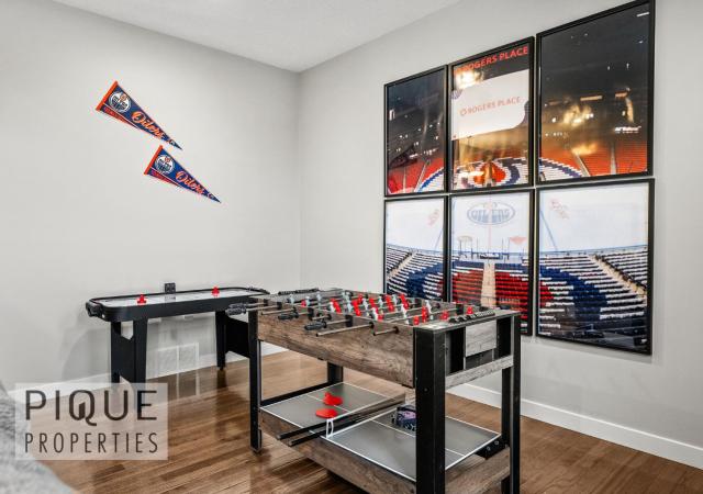 Game Night Getaway - HotTub - AC - BBQ - Firetable - KingBed