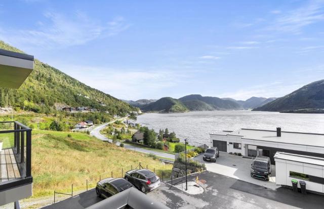 Flott 3-roms i Sunnfjord med nydelig utsikt