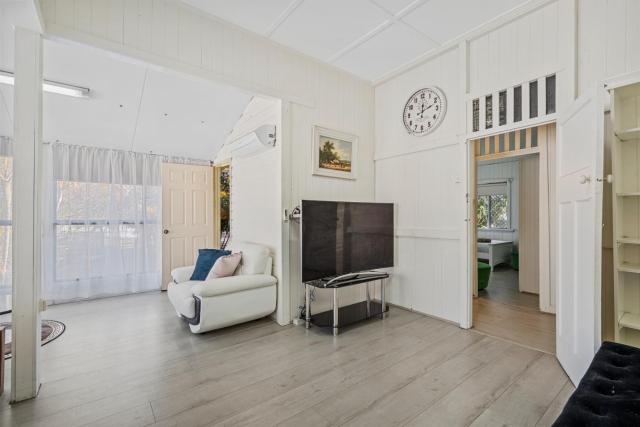 Best Value Whole House 3-Bedroom Queenslander - Big Backyard - Near Brisbane CBD