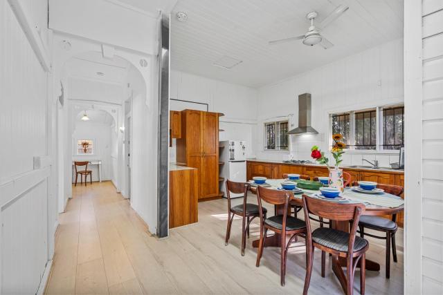 Best Value Whole House 3-Bedroom Queenslander - Big Backyard - Near Brisbane CBD