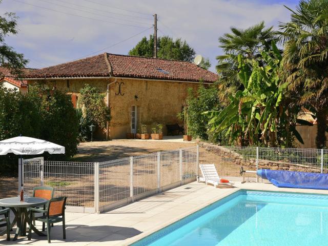 Spacious Villa in Lias-d'Armagnac with Swimming Pool