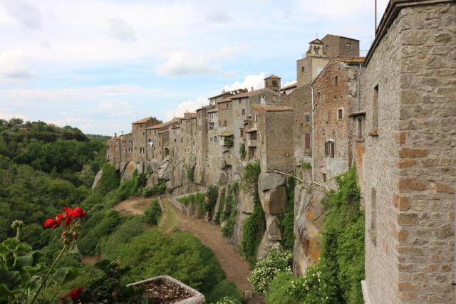 Sospesi nel borgo