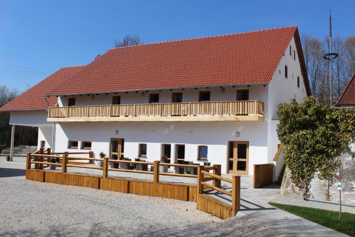 SPIEGLHOF apart