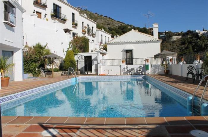 Spacious Andalusian Apartment with Pool and Level Access