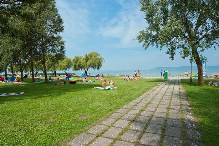 Lellei vízparti apartman homokos strandnál