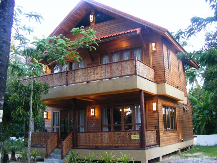 Baan Banyan Villa, wood house short walk to Mae Nam beach