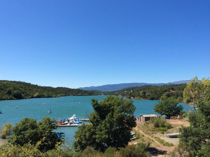 Appartement situé dans une propriété privée avec terrasse équipée avec plancha proche du lac de saint Cassien
