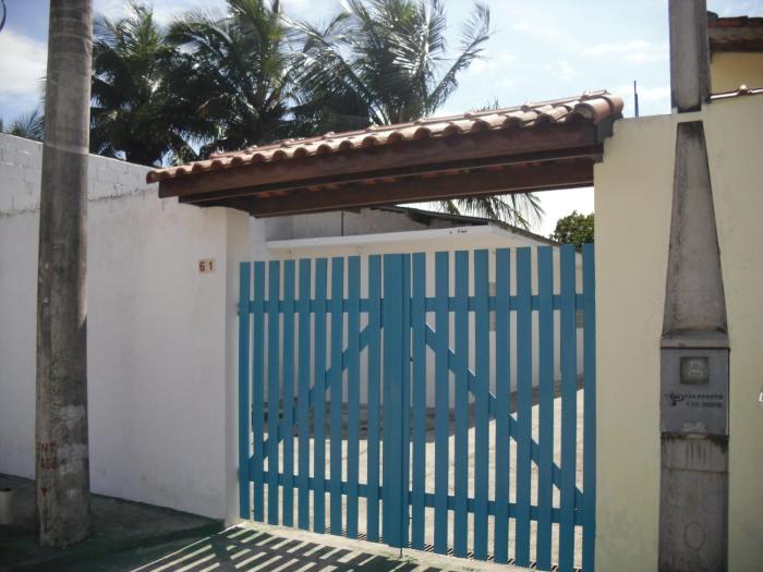 Casa com Amplo quintal no Canto do Mar