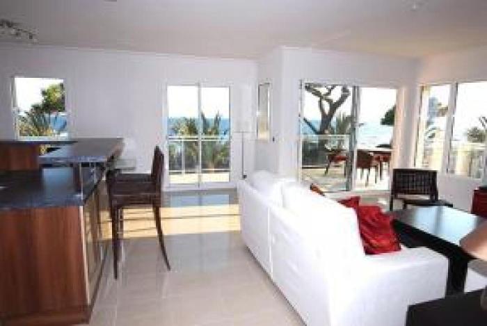 Stunning 2 Bed Apt on the seafront of Cannes in a high class secure building with swimming pool 463