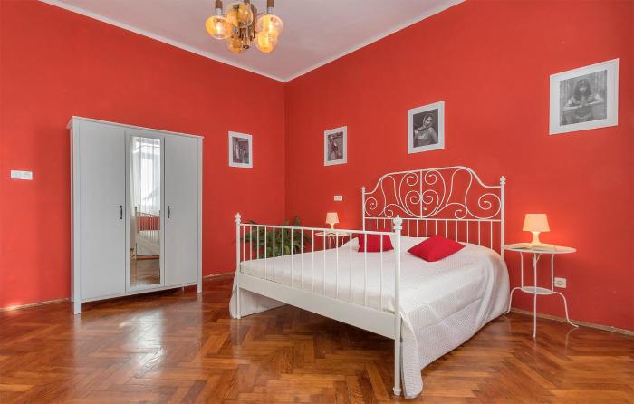 Pula city center big apartment with private parking