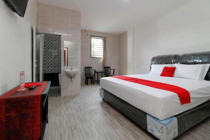 RedDoorz Plus near RS Royal Prima Medan