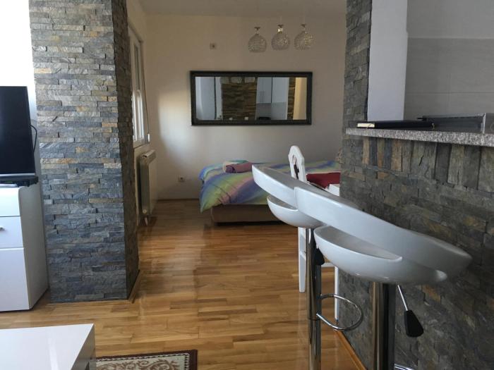 MS - Downtown with Free Parking Space