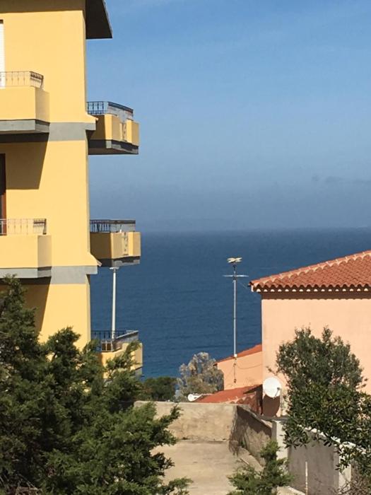 Girasole sul mare ,new kitchen with wash disher , air conditioning, garage moto, 200 m from centre, 300 m from beach ,wifi,