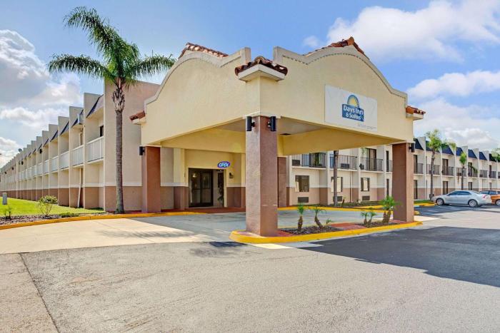 Days Inn & Suites by Wyndham Tampa Fairground-Casino-Ybor