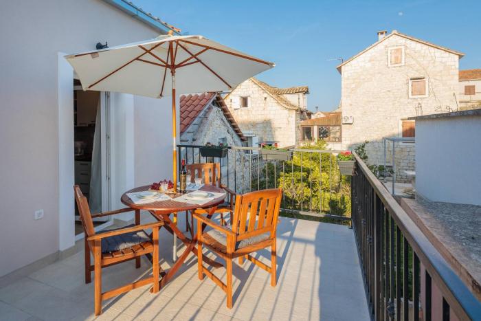 Zlatin Dvor - apartments for 3, terrace, Trogir center, beach at 5-min, BIKE friendly