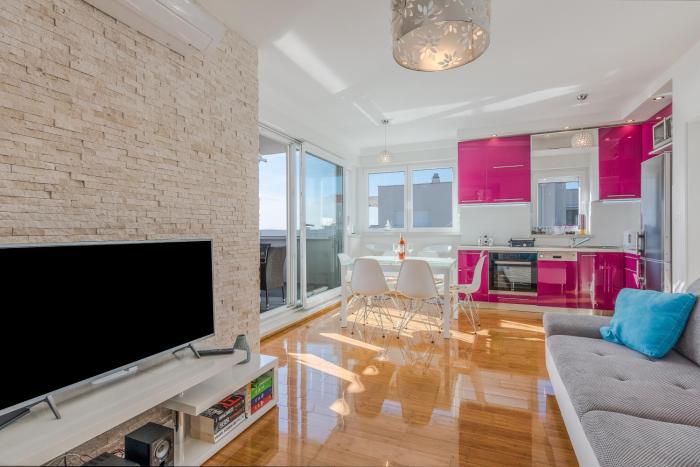 Fucshia dreams, brand new penthouse for 8