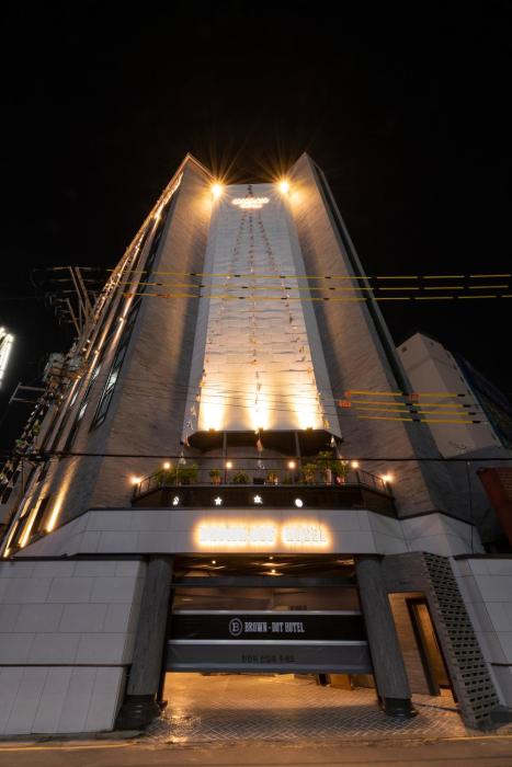 Brown-Dot Hotel Gupo