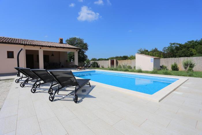 House Nina with heated pool near Pula