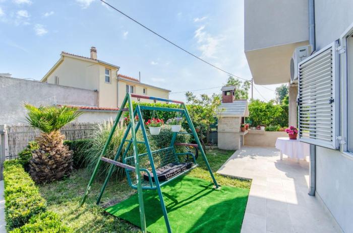Holiday apartment with garden