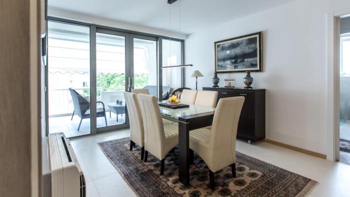 Spacious modern apartment close to the beach