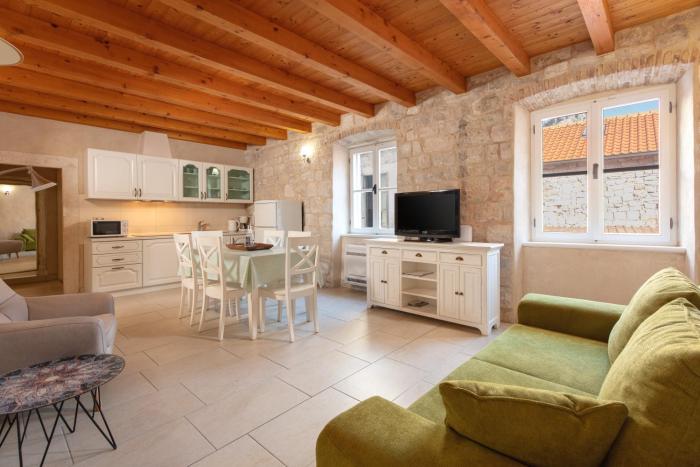 Villa Mama - Traditional Apartments in Omis, free parking
