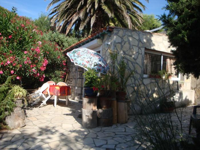 Leucate,dans la verdure,studio caverne en pierre dans propriété sécurisée