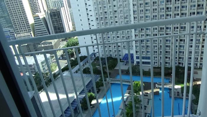 1BR Makati Condo-Pool View with Fiber Line Internet