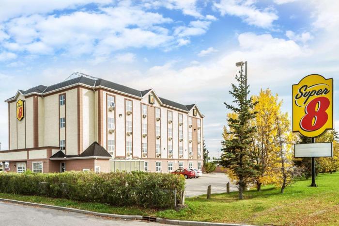 Super 8 by Wyndham CalgaryAirport