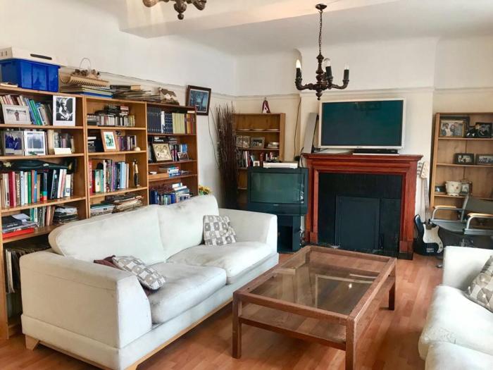 Self contained 3 bed flat with your own front door, three double rooms, Sleeps six,fifteen pounds per night each