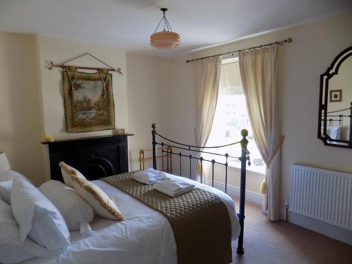 Traditional homely welsh town house, 4 bedroom "aunty Marys"
