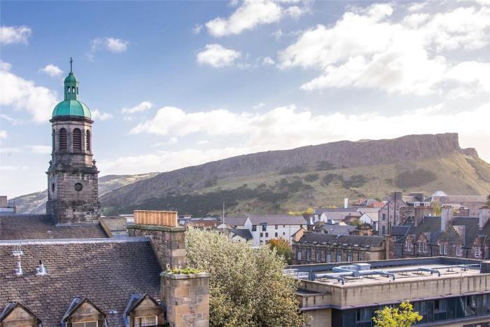 Spacious 2 bed apt next to Royal Mile & Waverley