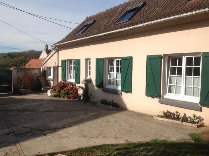 Lhabitation de lîlot entre mer et terre