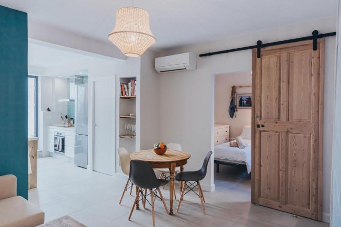 Malaga Beach House, 2 city bikes, 2 childrens bikes, WiFi, BIG terrace, BBQ, Family, Childfriendly