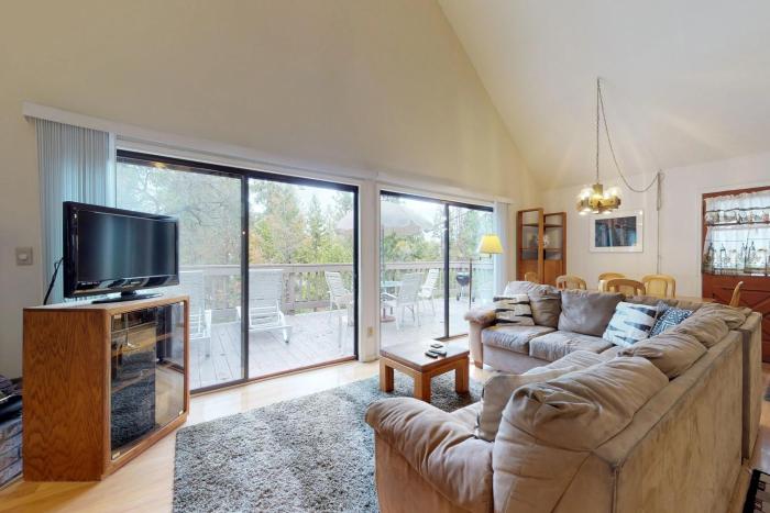 Cozy Chalet (15-013)