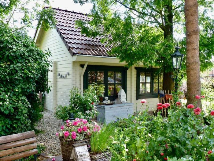 COSY & NATURAL COTTAGE with FIREPLACE and GARDEN