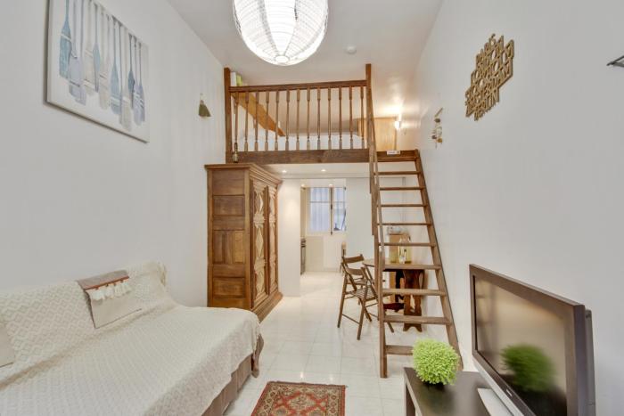 3 people - Place des Vosges Paris by Weekome