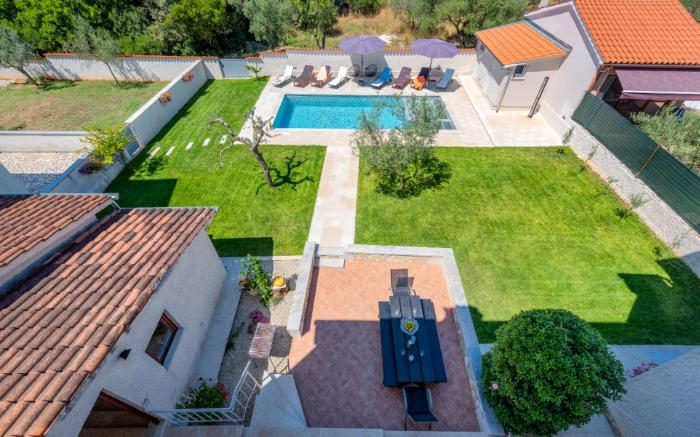 Apartment with private pool